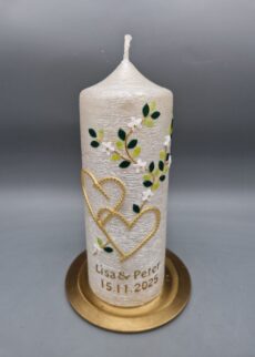1 Stück auf Lager in Wien: UNIKAT: Nachhaltige Hochzeitskerze mit edler perlmutt-geriffelter Oberfläche in Creme "Goldene Herzen mit Blätterranke", 19 x 7 cm, Wachsmotiv, personalisiert