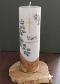 Superior Trauerkerze mit ECHTHOLZSTÜCK und Docht "Eukalyptus-Ranken", 25 x 8 cm, Druckmotiv mit Wachs-Kreuz, statt "Mutti" können wir auch einen "Vornamen" schreiben, personalisiert