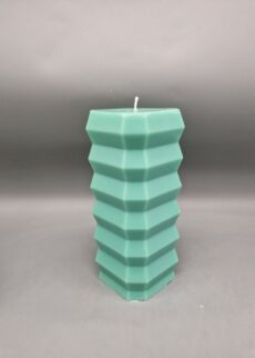 UNIKAT: Polygon Kerze "Birdie", Türkisgrün, 7,5 x 7,5 x 18,5 cm, aus Recycling-Wachs, diese Form gibt es nur bei uns, wir haben sie selbst designt