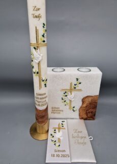 EXTRAKLASSE 3-teiliges Taufkerzen-Set mit Echtholzstück "Kreuz, Taube und Blätterranke in Grün" besteht aus: Taufkerze, Lebenskerze, Taufbrief, 40 x 4 cm, 20 x 20 x 7 cm mit 2 Teelichteinsätzen, Stearin mit Kristall-Optik, Wachsmotiv, personalisiert