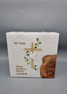SUPERIOR Taufkerze, Lebenskerze, Blockkerze mit ECHTHOLZSTÜCK und mit 2 Teelichteinsätzen und wunderbaren Wachsmotiv "Grün-Weiße Blätter-Blumen-Ranke",  Kreuz und Taube, Wachsmotiv, personalisiert