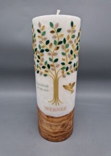 Unsere GRÖSSTE KERZE mit HOLZ: Trauerkerze mit ECHTHOLZSTÜCK und DOCHT, 25 x 9 cm, "Lebensbaum Gold/Grün/Beige", Wachsmotiv mit gedrucktem Spruch "Du bist überall wo wir sind" und Name - unsere exquisiteste Trauerkerze!