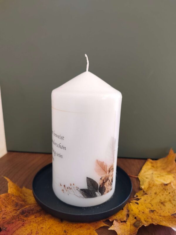 Herbstkerze mit Blätterdekor, 12 x 8 cm, Druckmotiv – Bild 3