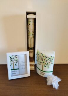 SUPERIOR 3-teiliges Großes-Taufkerzen-Set mit Echtholzstück "Lebensbaum Blätter in Grün" besteht aus: Taufkerze und Tropfschutz, Lebenskerze, Taufbrief, Wachsmotiv, personalisiert - Blätter in anderer Farbe möglich