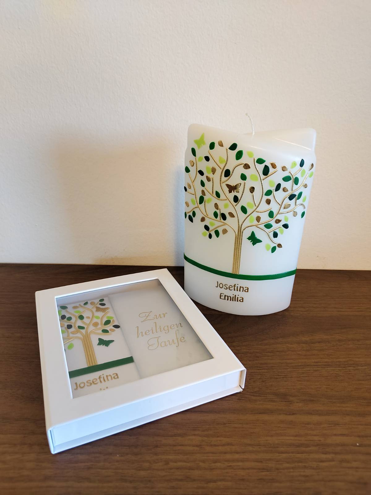 Premium 2-teiliges Lebenskerzen-Set aus 2-Flügel-Ellipse und Taufbrief "Lebensbaum Blätter in Grün" - Blätter in anderer Farbe möglich