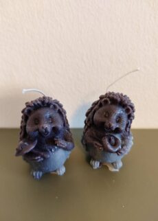 3D Kerze: "Igel", sehr detailgetreu, 7 cm hoch, Farbe: Herbstliches Weinrot/Braun, nachhaltig aus Recyclingwachs, Handarbeit