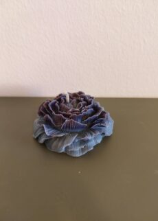 3D Kerze: "Pfingstrose", sehr detailgetreu, Farbe: Herbstliches Weinrot, nachhaltig aus Recyclingwachs, Handarbeit