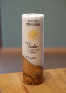Taufkerze/Willkommenskerze mit ECHTHOLZSTÜCK und Teelicht oder Docht "Sonnenschein",  25 x 8 cm, Druckmotiv, personalisiert