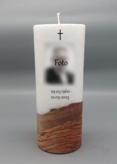 Premium Trauerkerze mit ECHTHOLZSTÜCK und DOCHT "Kreuz und FOTO, Rilke Spruch auf der Rückseite" , 20 x 8 cm, personalisiert