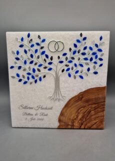 Superior Blockkerze mit ECHTHOLZSTÜCK und 2 Teelichteinsätzen zur Silbernen Hochzeit "Blau-Silberner Lebensbaum", Stearin mit Kristall-Optik, 20 x 20 x 7 cm, Wachsmotiv und Aufschrift als Druck, personalisiert