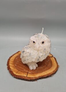 3D Kerze: "Eule", sehr detailgetreu, 8 cm hoch, Farbe: Creme mit Silber, nachhaltig aus Recyclingwachs, Handarbeit