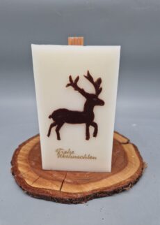 NEU: Nachhaltige Kerze mit HOLZDOCHT "Red Deer", Knisterkerze, knistert wie ein Kamin, 13 x 7 x 7 cm, mit Wachs-Hirsch, "Frohe Weihnachten", Elfenbein, Recycling-Wachs