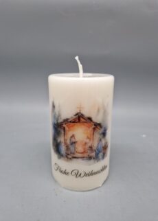 Stumpenkerze "Weihnachtskrippe im Wald", 10 x 6 cm, Druckmotiv, Text: Frohe Weihnachten, Recycling-Wachs