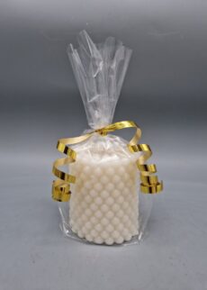 Nachhaltige Stumpenkerze mit Weihnachtskugel Design, 7,5 x 6 cm, Cremeweiß, Recycling-Wachs