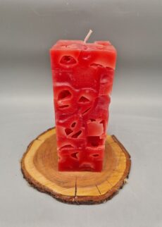 Käsekerze "Kuschelzeit", Rot,  Quadrat 6 x 6 x 16 cm, Kerze mit geheimnisvollen Löchern, wodurch die Flamme geheimnisvoll lodert, ohne Duft, Handarbeit, Recyclingwachs