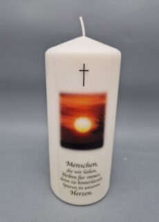 1 Stück auf Lager in Wien: Trauerkerze "Sonnenuntergang" Trauerspruch: "Menschen, die wir lieben, bleiben für immer, denn sie hinterlassen Spuren in unseren Herzen", 18 x 8 cm, Druckmotiv, mit Kreuz, OHNE Personalisierung!