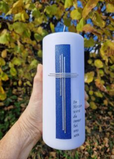1 Stück auf Lager in Wien, Trauerkerze "Elegant in Silber mit irisierendem Blau", 20 x 8 cm, Wachs u. Druck, Spruch: "Im Herzen wirst du immer bei uns sein", Personalisierung sofort möglich!