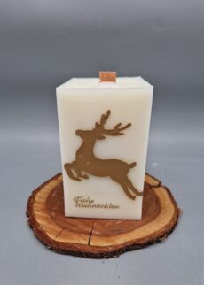 NEU: Nachhaltige Weihnachtskerze mit HOLZDOCHT "Goldener HIRSCH", Knisterkerze, knistert wie ein Kamin, 13 x 7 x 7 cm, mit Wachs-Hirsch, "Frohe Weihnachten", Elfenbein, Recycling-Wachs