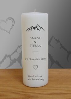 NACHHALTIGE Hochzeitskerze mit Docht oder Teelichteinsatz "Bergliebe", 20 x 8 cm, Druckmotiv, Spruch: "Hand in Hand ein Leben lang", Recycling-Wachs, personalisiert