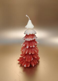 Weihnachtskerze "Rote Tanne mit Schnee-Spitze", aus Recycling-Wachs