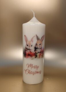 Nachhaltige Weihnachtskerze "Weihnachtshäschen mit Packerl", Stumpenkerze, 20 x 7 cm, Druckmotiv