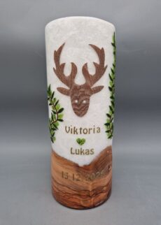 Hochzeitskerze mit ECHTHOLZSTÜCK und Docht "Prachtvoller Hirsch mit Blätterranken", für Trachtenhochzeit, Jäger-Hochzeit, Hochzeit in den Bergen, Hochzeit in der Waldkapelle, 20 x 8 , Wachsmotiv, personalisiert