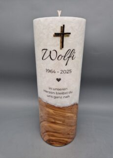Permium Trauerkerze mit Echtholzstück und Docht "Wachskreuz und gedrucktem Text", 25 x 9 cm, Trauerspruch: "In unseren Herzen bleibst du uns ganz nah", personalisiert