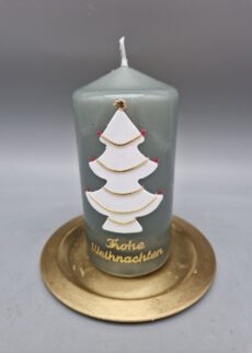 Weihnachtskerze "Weihnachtsbaum", Aufschrift: Frohe Weihnachten, Salbei Grün, Kerze mit edlem Glanz, Wachsmotiv