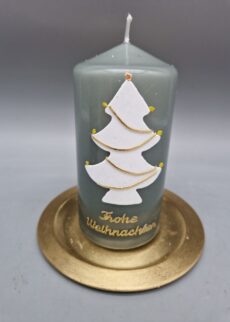 Weihnachtskerze "Tannenbaum", "Aufschrift: Frohe Weihnachten", Salbei Grün, Kerze mit edlem Glanz, Wachsmotiv