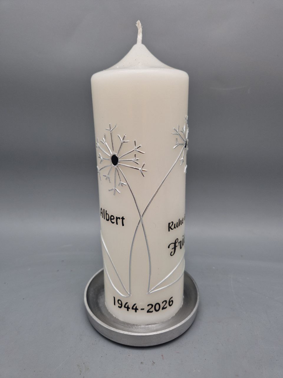 NACHHALTIGE Trauerkerze "Pusteblume", Silber, 20 x 7 cm, Wachs u. Druck, Spruch: "Ruhe in Frieden", Recycling-Wachs, personalisiert