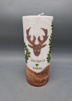 Hochzeitskerze mit ECHTHOLZSTÜCK und Docht "Hirsch mit Blätterranken", für Trachtenhochzeit, Jäger-Hochzeit, Hochzeit in den Bergen, Hochzeit in der Waldkapelle, 20 x 8 , Wachsmotiv, personalisiert