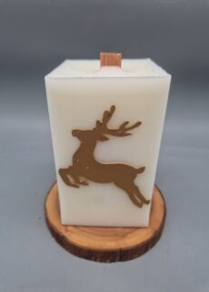 Kerze mit HOLZDOCHT, "Goldener HIRSCH", Knisterkerze - knistert wie ein Kamin, 13 x 7 x 7 cm, mit Wachs-Hirsch, Recycling-Wachs