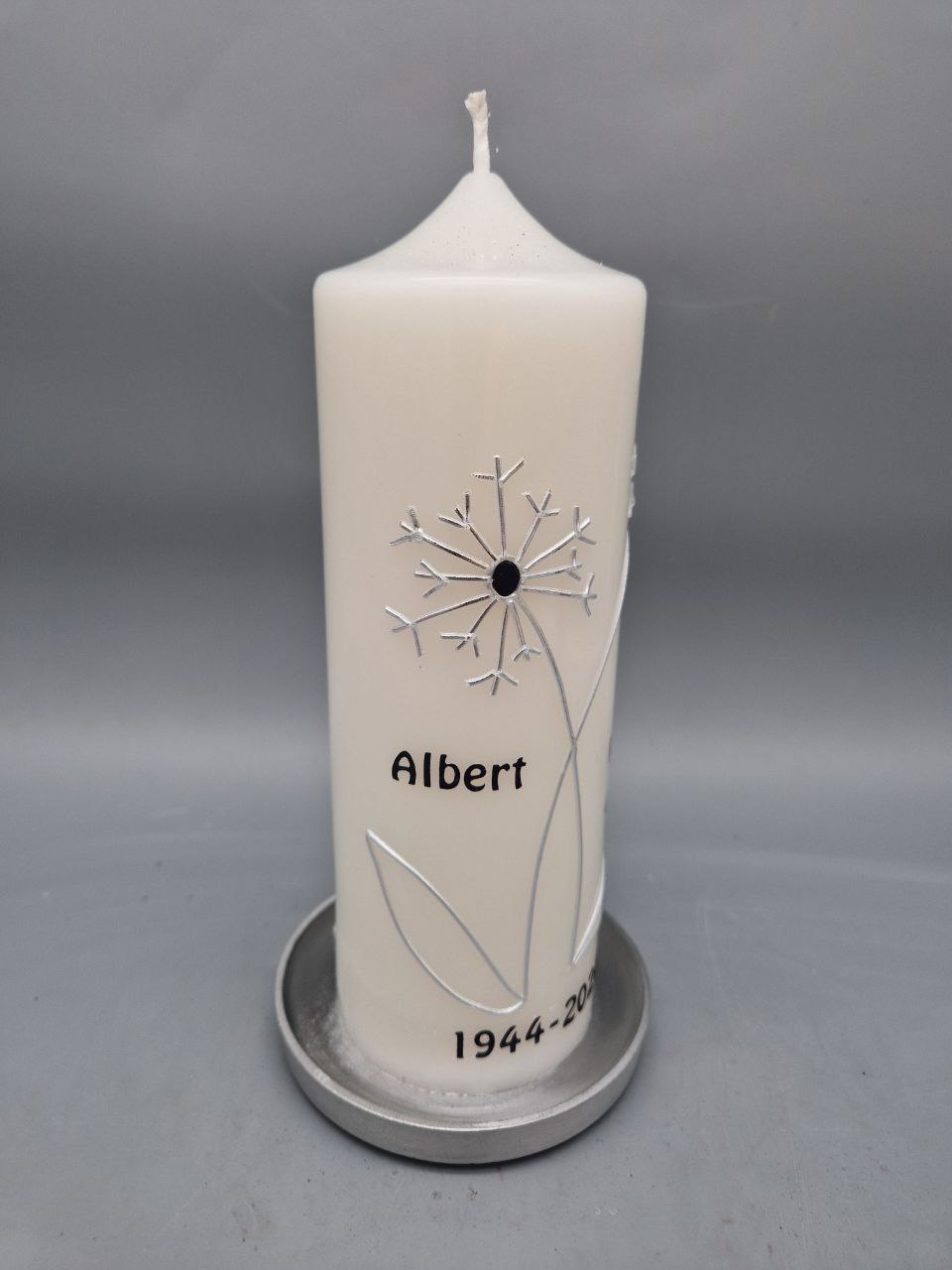 NACHHALTIGE Trauerkerze "Pusteblume", Silber, 20 x 7 cm, Wachs u. Druck, Spruch: "Ruhe in Frieden", Recycling-Wachs, personalisiert – Bild 2