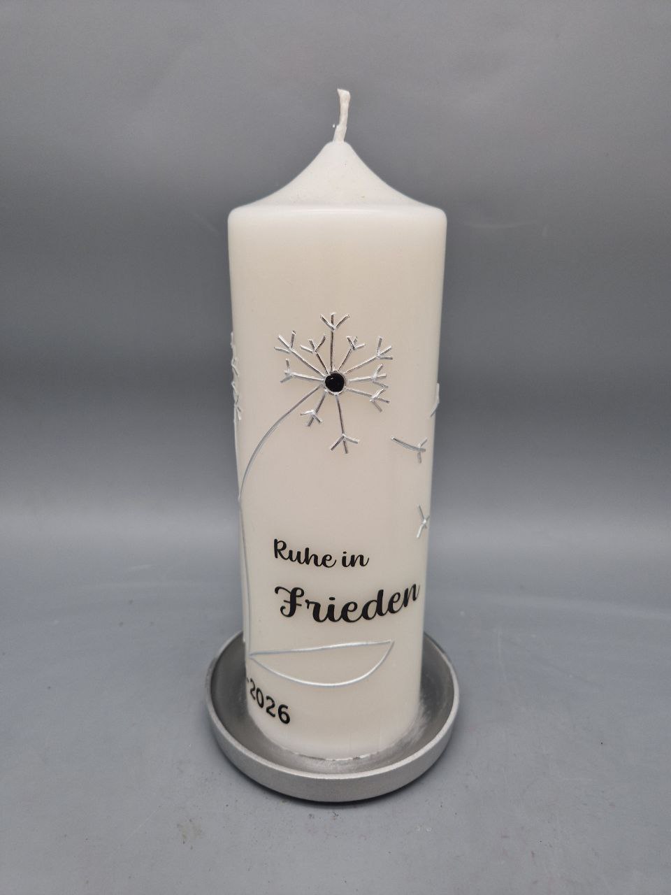 NACHHALTIGE Trauerkerze "Pusteblume", Silber, 20 x 7 cm, Wachs u. Druck, Spruch: "Ruhe in Frieden", Recycling-Wachs, personalisiert – Bild 3