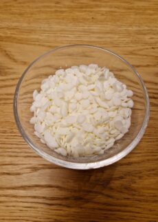 1 kg natürliches RAPSWACHS in Pastillenform, vegan, nachhaltig, tierversuchsfrei, geruchsfrei, umweltfreundlich, biologisch abbaubar, ideal für Duftöl - zur Herstellung von Stumpenkerzen und Duftkerzengläsern