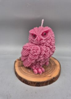 Eulen-Kerze, 3D Eule aus Wachs, Handarbeit, Farbe: Himbeer, nachhaltig aus Recycling-Wachs