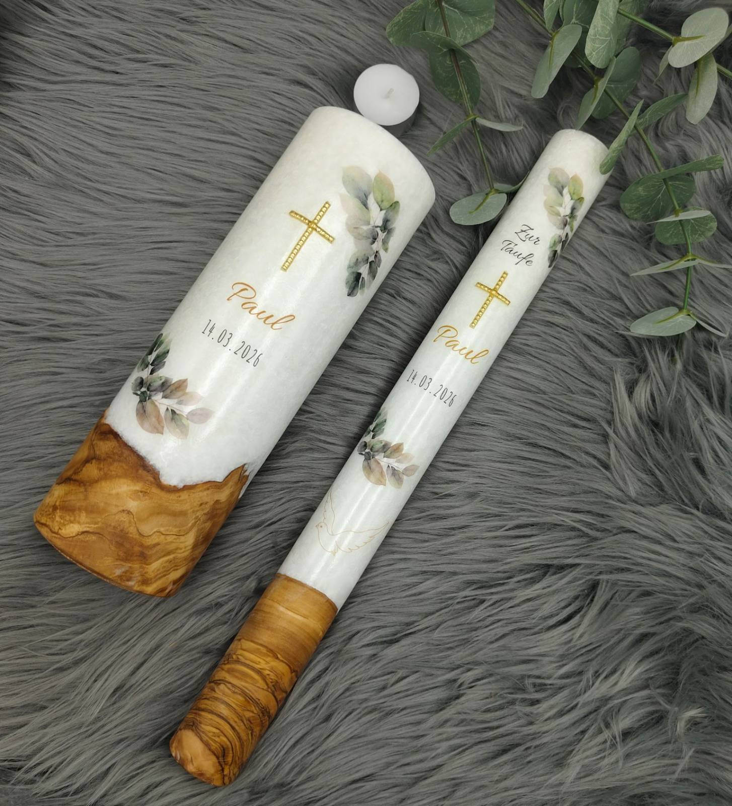 Taufkerzen SET mit ECHTHOLZSTÜCK "Eukalyptus-Zweige", Taufkerze 40 x 4 cm und Lebenskerze mit Teelicht 25 x 8 cm, Druckmotiv, Goldenes Wachskreuz, personalisiert – Bild 5
