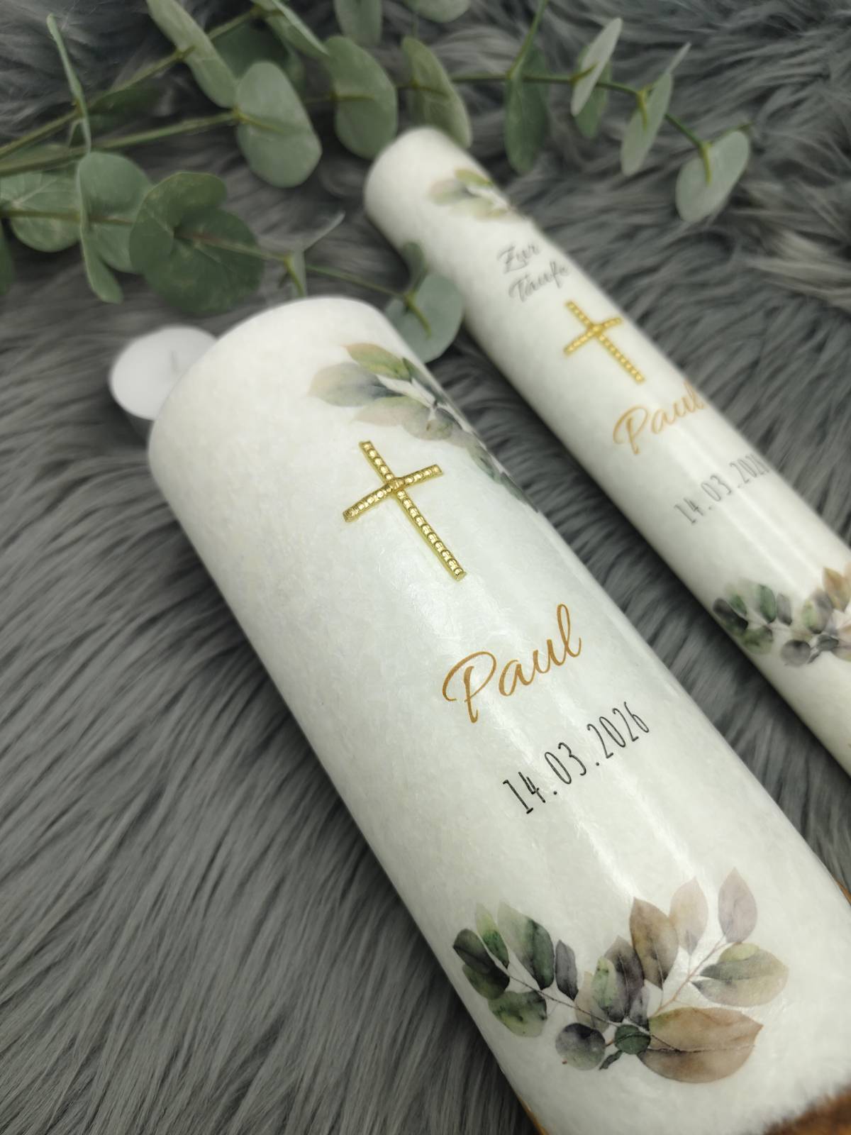 Taufkerzen SET mit ECHTHOLZSTÜCK "Eukalyptus-Zweige", Taufkerze 40 x 4 cm und Lebenskerze mit Teelicht 25 x 8 cm, Druckmotiv, Goldenes Wachskreuz, personalisiert – Bild 6