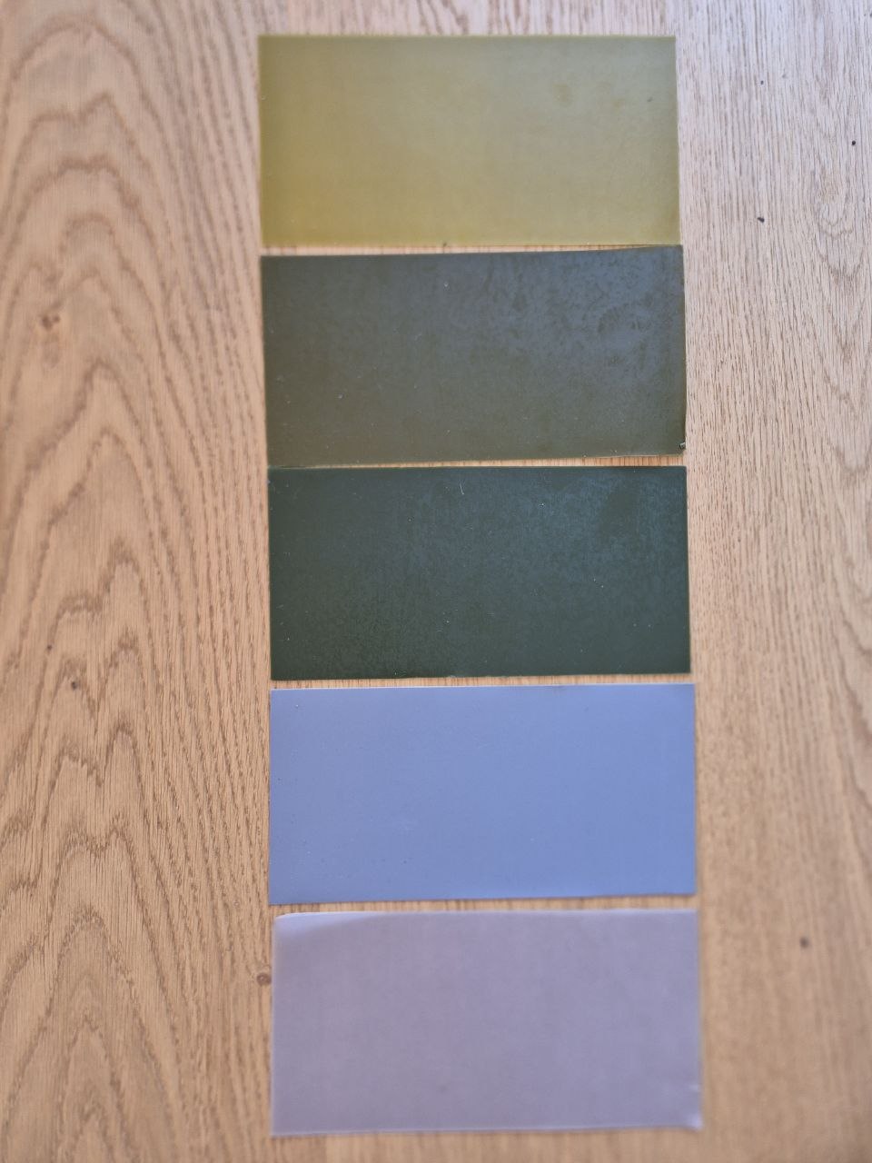 Taufkerze 40 x 3 cm, weiß, inklusive Klarsichtkarton, INKLUSIVE 5 einfärbige VERZIERWACHSPLATTEN nach Wahl – Bild 3