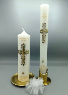 5-teiliges Taufkerzen-Set, bestehend aus: Taufkerze 40 x 4 cm, Tischkerze 25 x 6 cm, Kerzenteller, Kerzenständer, Tropfschutz, nachhaltig aus Recycling-Wachs, personalisiert