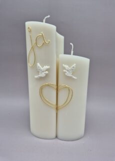 2-teilige Hochzeitskerze "In Love with you", 20 cm und 16 cm, mit Wachsmotiv, sehr ausgefallen, creme, Recycling-Wachs,  personalisiert