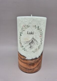 Gedenkkerze an einen Verstorbenen mit Echtholzstück und Teelichteinsatz "Blumenkranz und Berge", 15 x 8 cm, Druckmotiv, Spruch auf der Rückseite, personalisiert