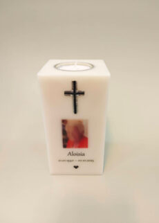 Gedenkkerze mit Foto und Kreuz aus Wachs, mit Teelichteinsatz, 15 x 7 x 7 cm, aus Recycling-Wachs