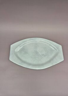Ovaler, weißer Glasteller mit geraden Enden
