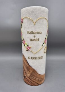 Superior Hochzeitskerze mit ECHTHOLZSTÜCK und TEELICHT-Einsatz "Goldenes Herz mit rosa + weißen Blumen + vielfältigen Blättern", 25 x 9 cm, Stearin, Wachsmotive, personalisiert