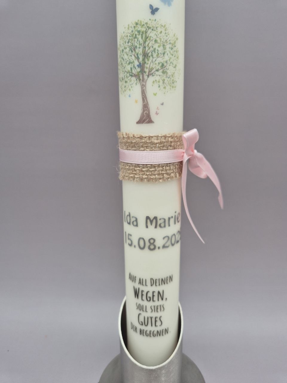 NACHHALTIGE Taufkerze Mädchen "Lebensbaum", 40 x 3,5 cm, Druckmotiv, mit Taufspruch, mit hübschen Bändern, personalisiert in Silber – Bild 3