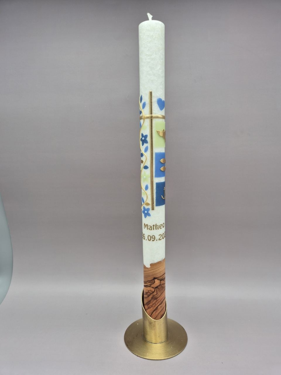Premium Taufkerze mit ECHTHOLZSTÜCK für Jungen "Kreuz in Gold, Blätterranke, Pastell-Grün und Pastell-Blau, Kreuz, Taube, Fische", 40 x 3, Wachsmotive, personalisiert