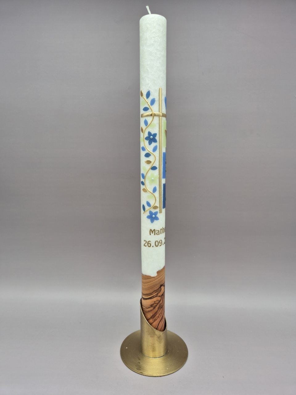 Premium Taufkerze mit ECHTHOLZSTÜCK für Jungen "Kreuz in Gold, Blätterranke, Pastell-Grün und Pastell-Blau, Kreuz, Taube, Fische", 40 x 3, Wachsmotive, personalisiert – Bild 2