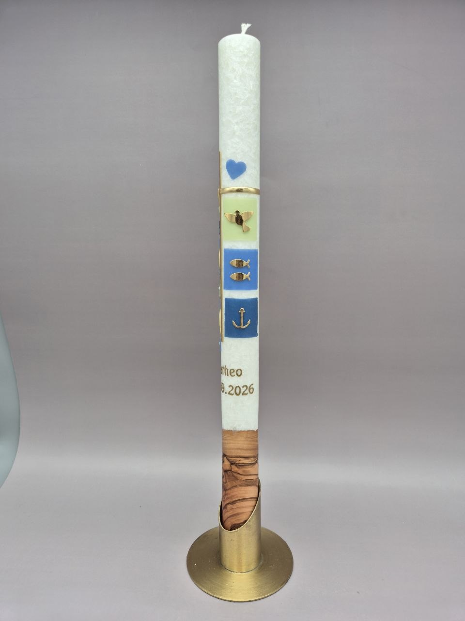 Premium Taufkerze mit ECHTHOLZSTÜCK für Jungen "Kreuz in Gold, Blätterranke, Pastell-Grün und Pastell-Blau, Kreuz, Taube, Fische", 40 x 3, Wachsmotive, personalisiert – Bild 3