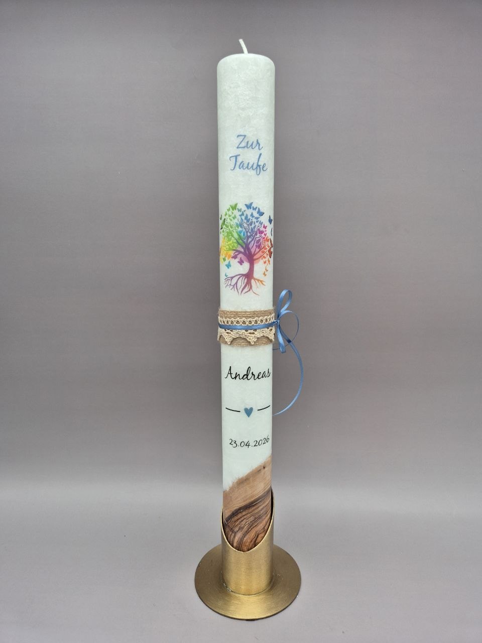 Taufkerze für Jungen mit ECHTHOLZSTÜCK "Bunter Lebensbaum mit Schmetterlingen", 40 x 4 cm (oder 40 x 3 cm), Stearin, Druckmotiv, 3 hübsche Bänder, personalisiert